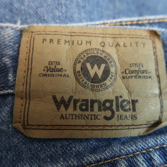 VINTAGE 90'S WRANGLER MEN'S JEAN SHORTS {36} - Picture 3 of 5